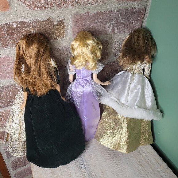 3 Barbie dolls wearing different dresses - Picture 5 of 5